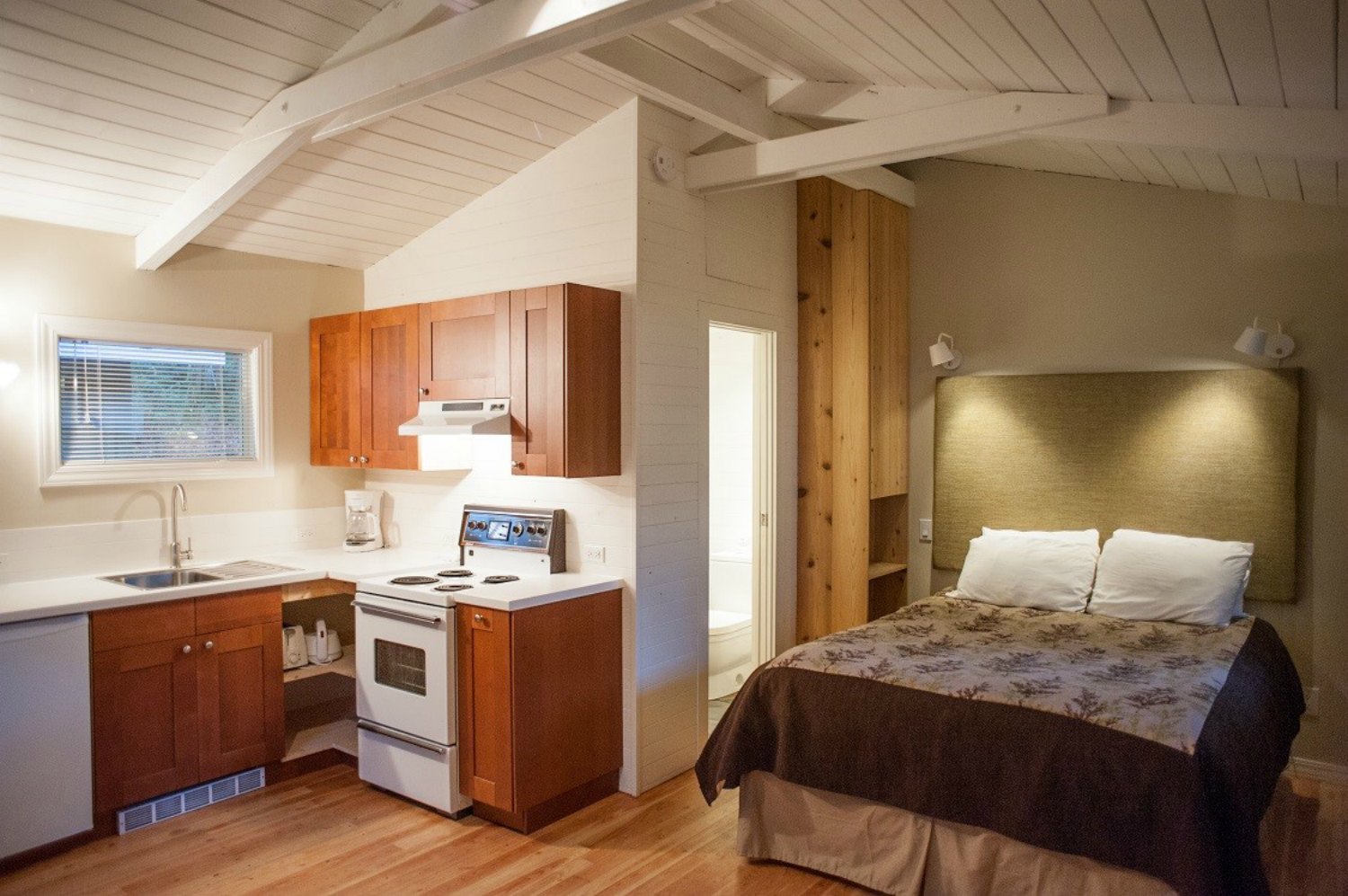 Sunwolf Riverside Cabin, Squamish BC