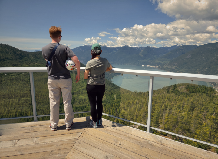 Friends overlooking the Howe Sound