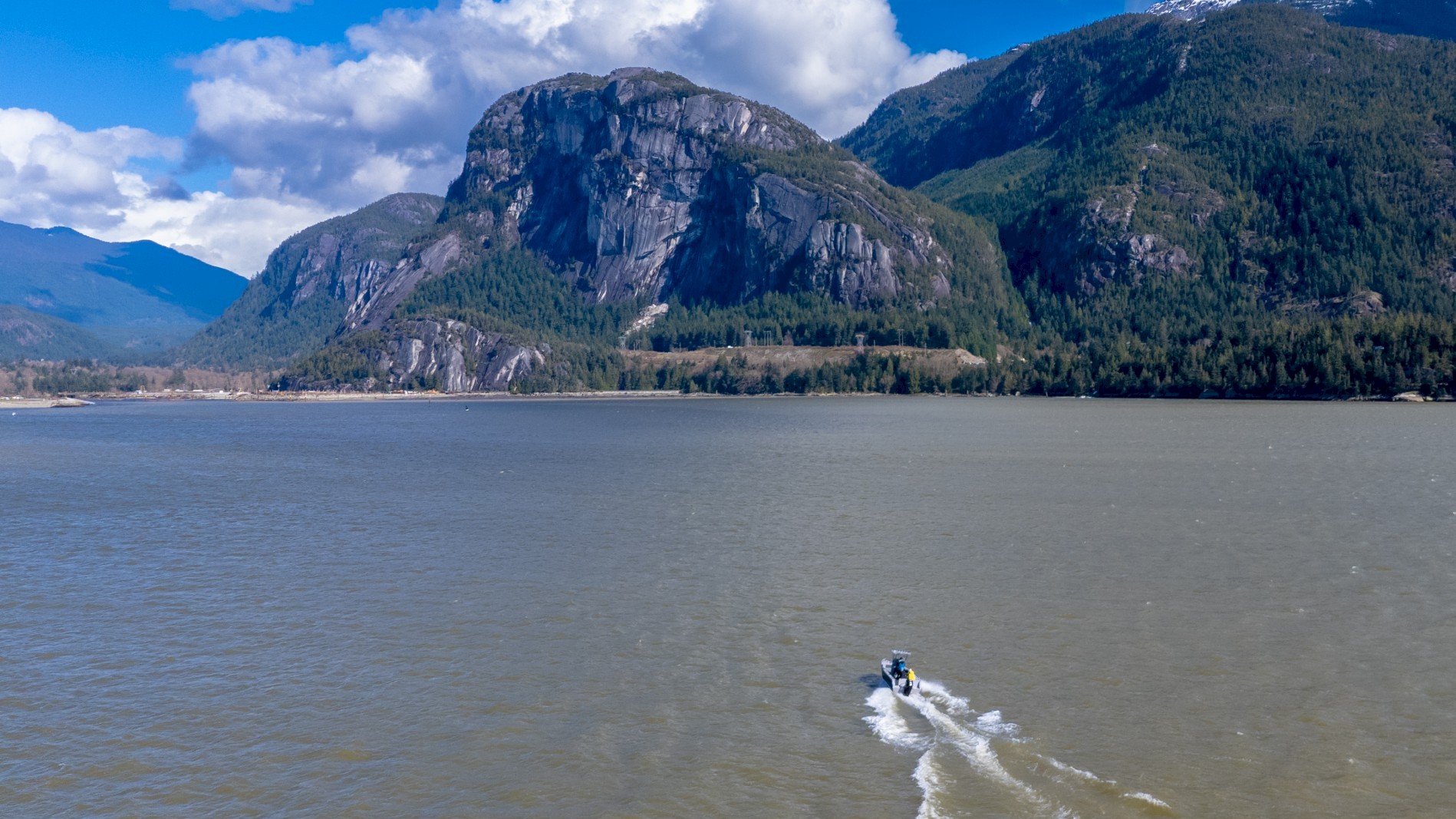 Boat with a backdrop of the Stawamus Chief